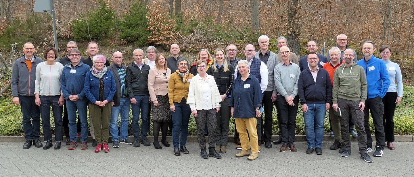 Gruppenbild im Freien mit vielen Personen