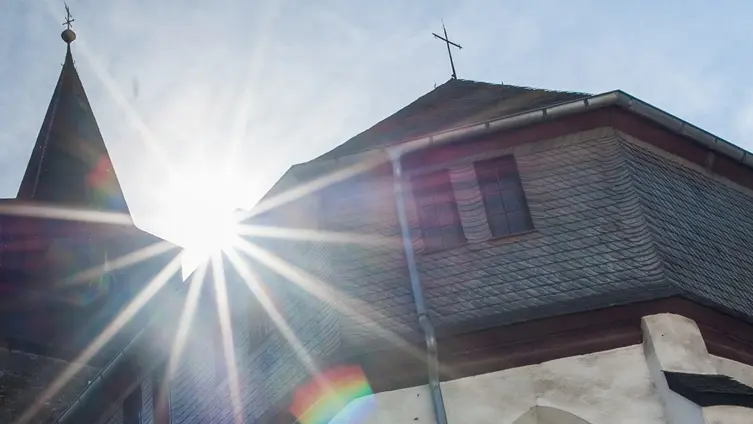 Das Foto zeigt die Barbarakirche im Sonnenschein.