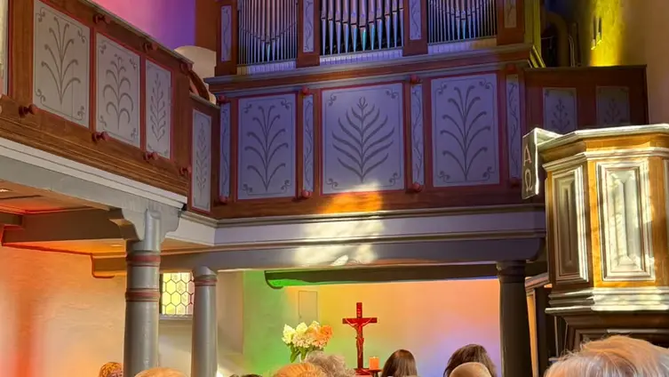 Das Foto zeigt den voll besetzten Kirchenraum in Wald-Amorbach beim Gottesdienst zum Kisseltag