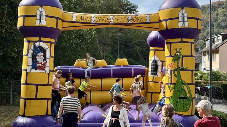Eine Hüpfburg, auf der Kinder hüpfen
