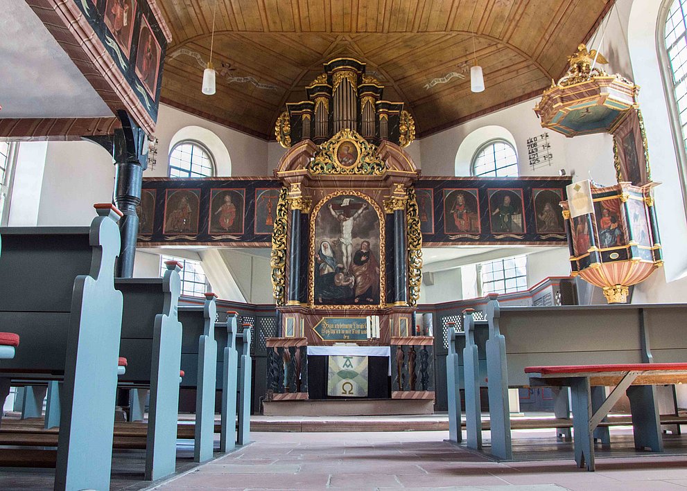 Blick in den Kirchraum Richtung Hochaltar der evangelischen Kirche Burgholzhausen.