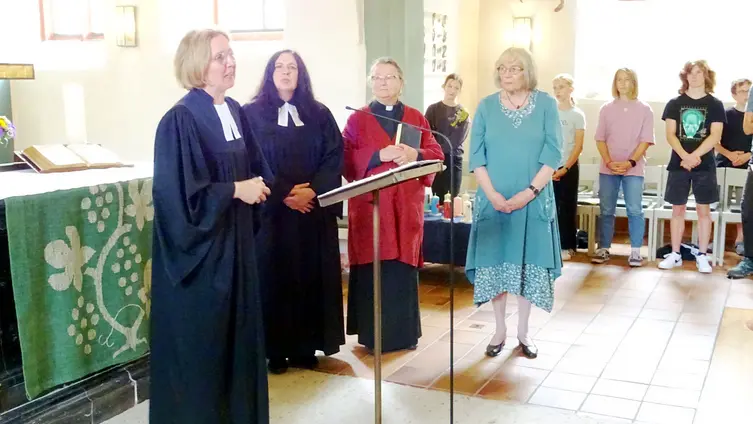 Gottesdienst mit Amtseinführung von Pfarrerin Beate Schwenk - v.l.n.r.: Dekanin Heike Mause, Pfrn. Beate Schwenk, Pfrn. Elisabeth Ickler, Else Trumpold
