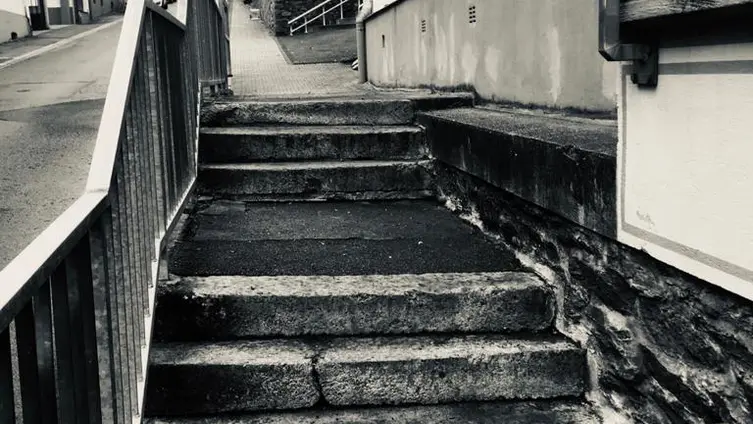 Auf dem Foto sieht man den sauberen Treppenaufgang zur KiTa nach getaner Arbeit.