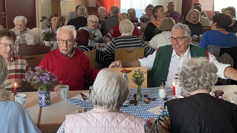 Senioren schunkeln beim Senioren-Oktoberfest im katholischen Pfarrheim Ginsheim