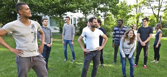 Chorprobe draußen auf der Wiese