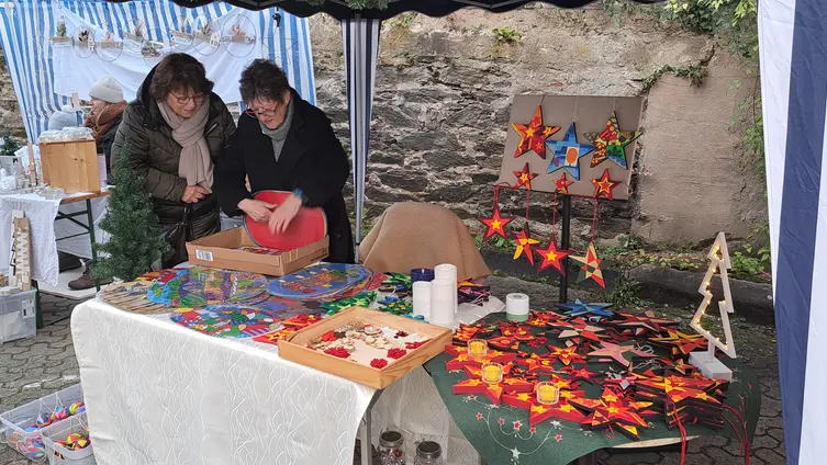 Das Foto zeigt Impressionen des Adventsmarktes rund um die Markuskirche am 1. Advent 2024 und die anschließende Lichterandacht.