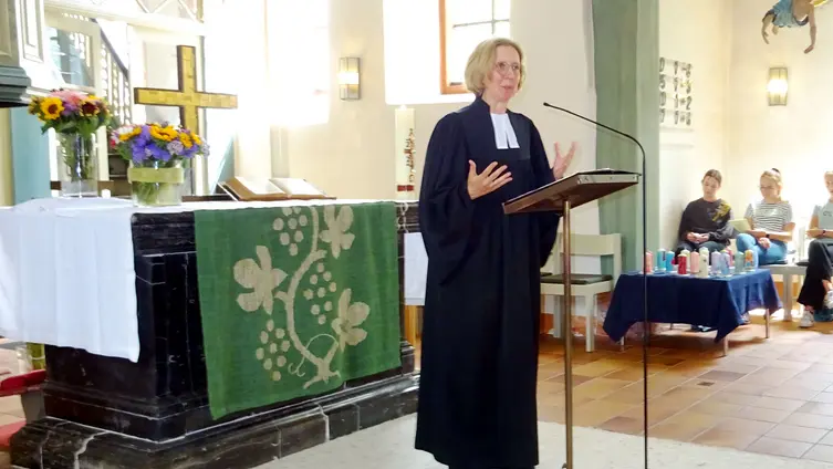 Gottesdienst mit Amtseinführung von Pfarrerin Beate Schwenk - Dekanin Heike Mause