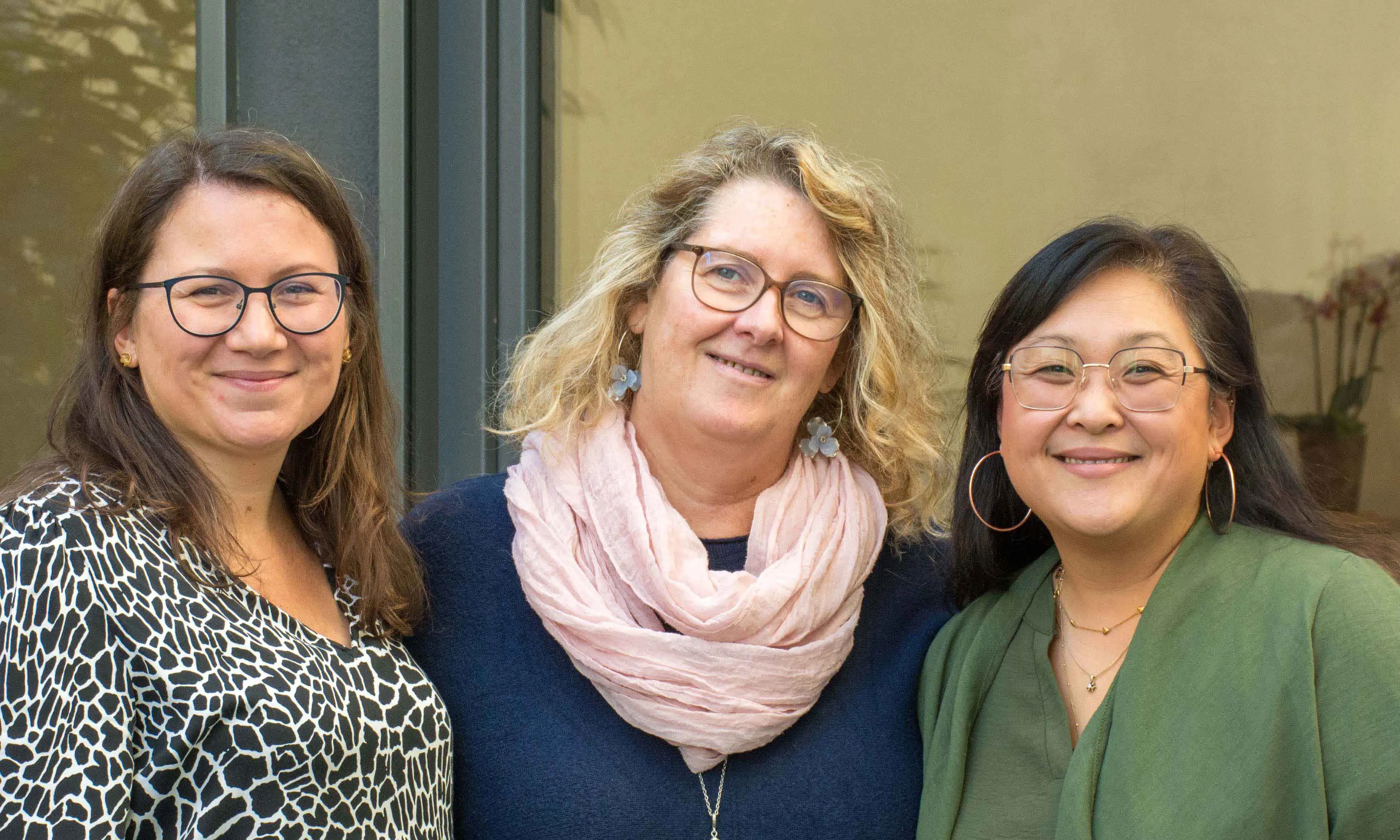 Das Foto zeigt die drei Gemeindesekretärinnen der evangelischen Kirchengemeinde Friedrichsdorf, von links nach rechts: Prisca Divo, Marion Bolender und Yun-Hi Cvitkovic. 