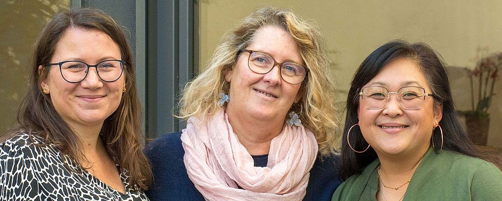 Das Foto zeigt die drei Gemeindesekretärinnen der evangelischen Kirchengemeinde Friedrichsdorf, von links nach rechts: Prisca Divo, Marion Bolender und Yun-Hi Cvitkovic. 