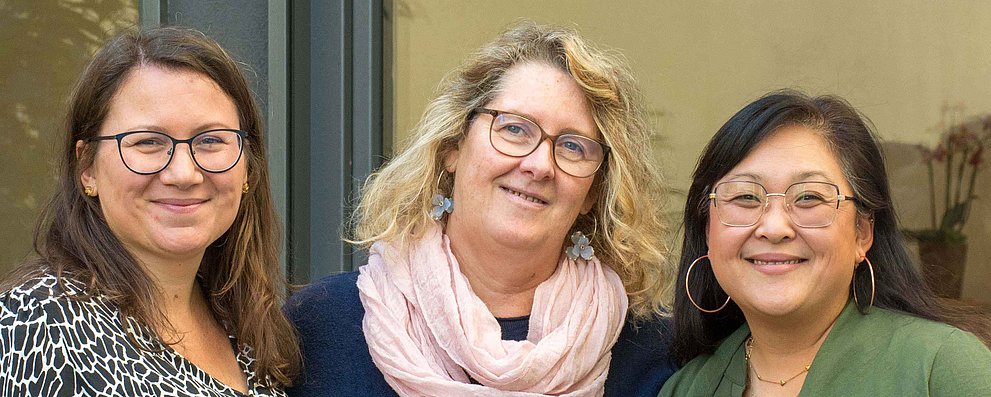 Das Foto zeigt die drei Gemeindesekretärinnen der evangelischen Kirchengemeinde Friedrichsdorf, von links nach rechts: Prisca Divo, Marion Bolender und Yun-Hi Cvitkovic. 