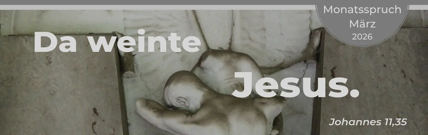 Monatsspruch für März 2026 gestalteter Text auf Foto von Torso trauernder Mann (Statue auf Friedhof)