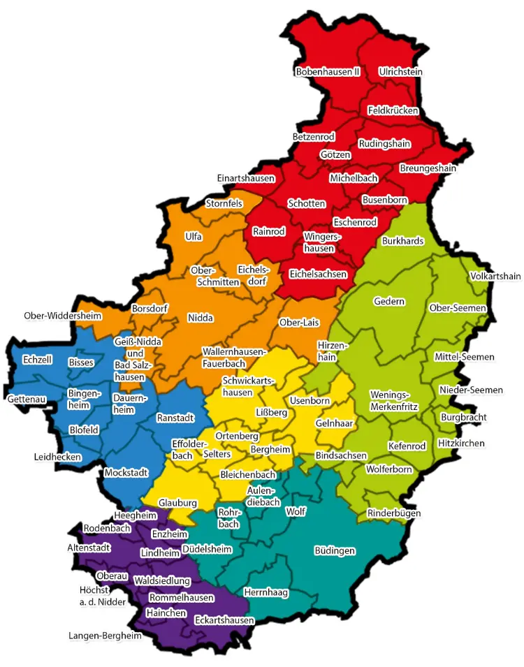 Karte mit den Umrissen des Dekanats, in der die sieben Nachbarschaftsräume farbig dargestellt sind.es Dekanats Büdinger Land
