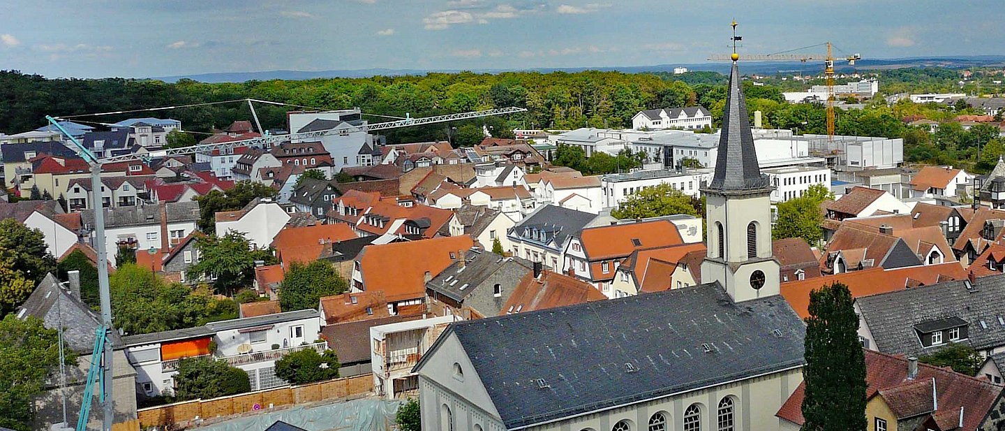 Blick auf Friedrichsdorf und die Hugenottenkirche vom Dach eines Hochhauses aus.