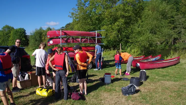 Die Kanus standen schon bereit, wir suchten die Ausrüstung zusammen und wir machten uns auf zum gemeinsame Abenteuer auf der Lahn.