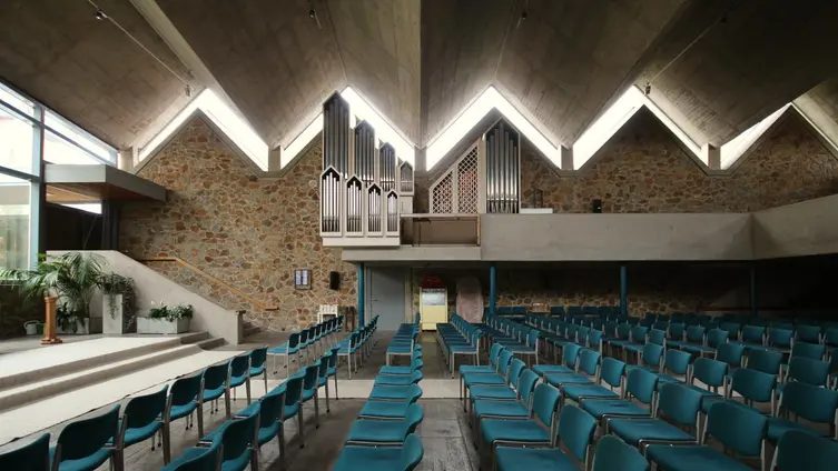 Kirchenraum mit Empore und Orgel