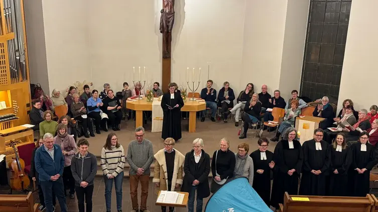 Blick von oben auf den Altarraum mit dem Gesamtkirchenvorstand