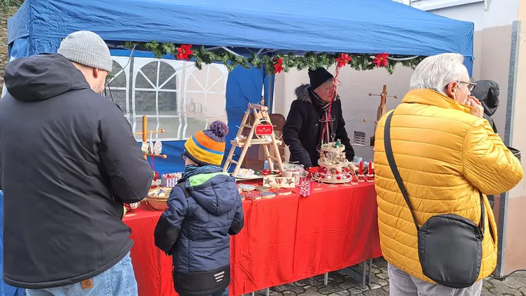 Das Foto zeigt Impressionen des Adventsmarktes rund um die Markuskirche am 1. Advent 2024 und die anschließende Lichterandacht.
