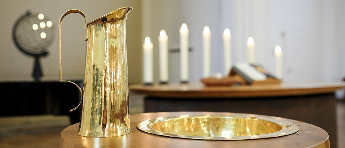 Evangelische Friedensgemeinde in Bremen: Altar mit Taufbecken und Bibel. Foto: Karsten Klama
