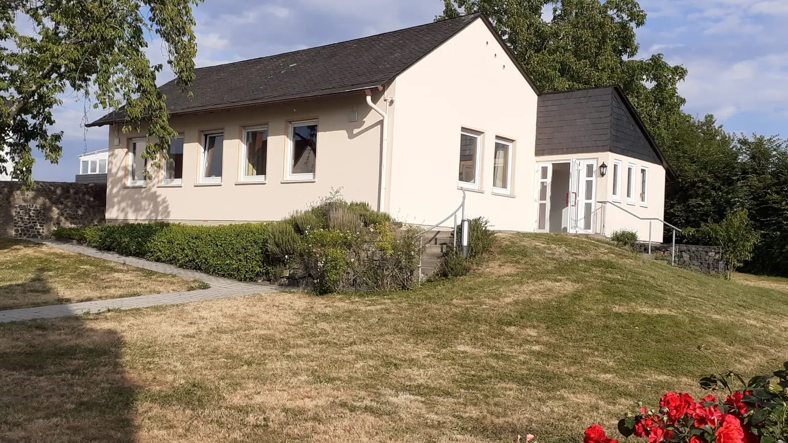 Das Gemeindehaus in Ilbenstadt liegt etwas erhöht im Kirchgarten