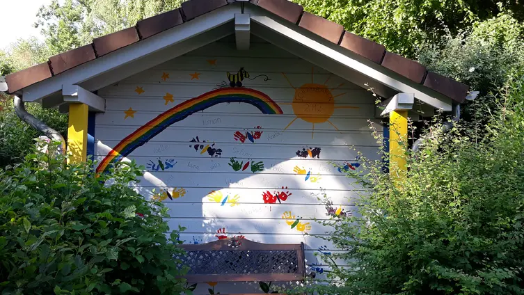 Von Schlaubären 2012 gestaltete Gartenhütte mit Sitzgelegenheit.