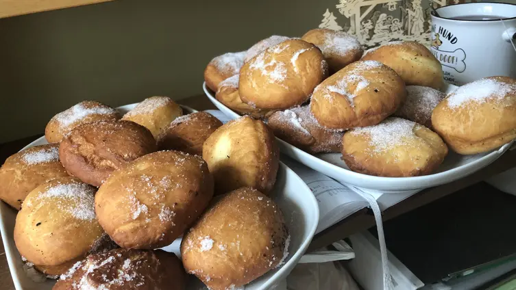 Die Fotos zeigen den 1. Backtag in der KiTa!