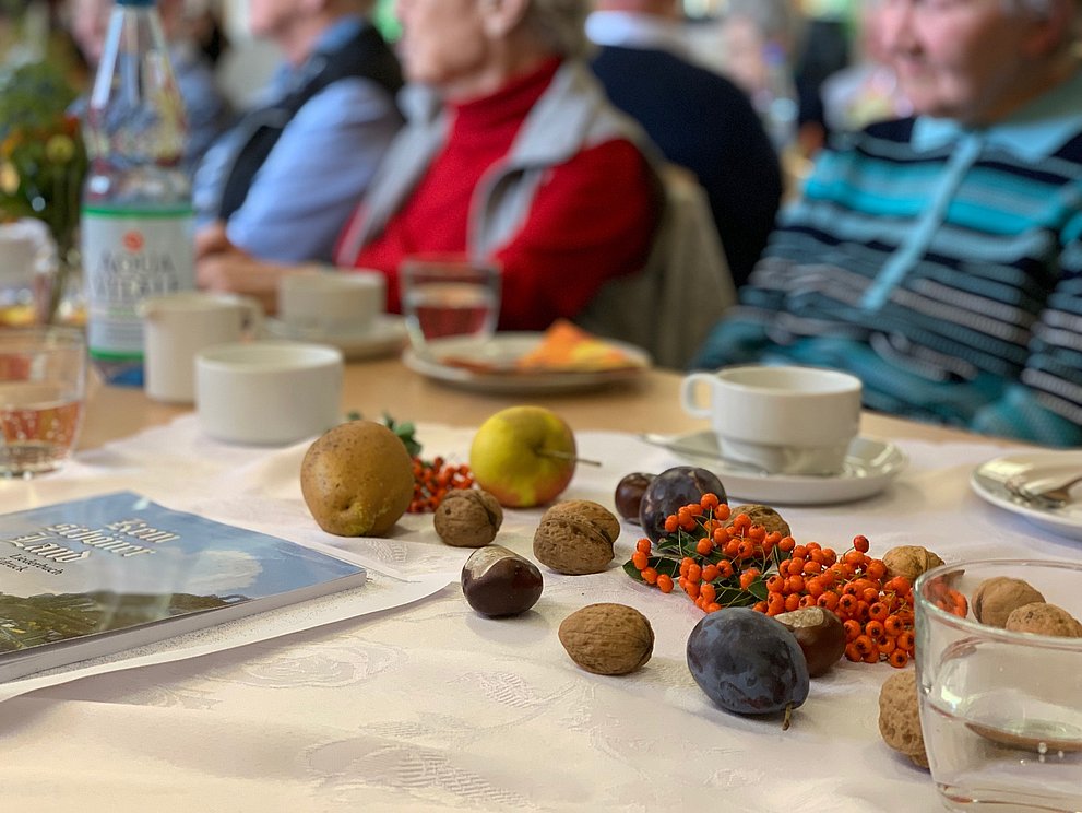Senioren am gedeckten Tisch