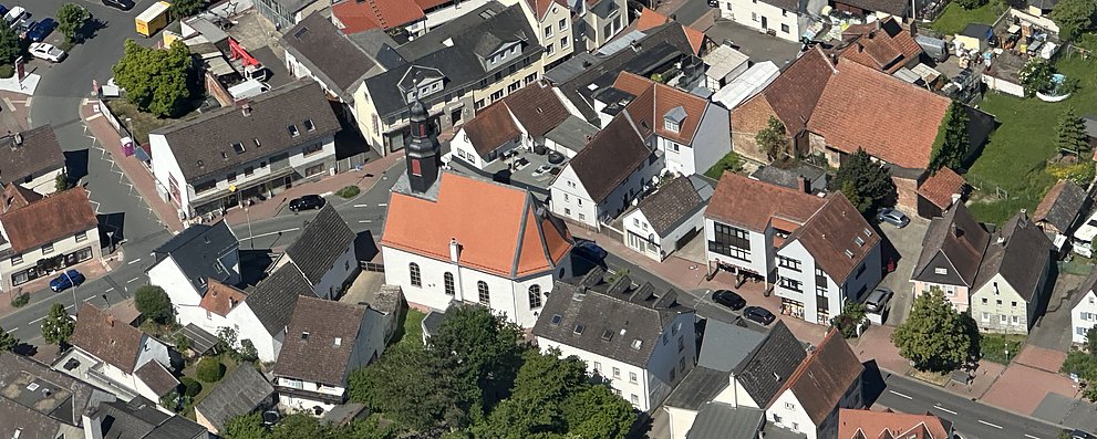 Luftaufnahme von Köppern mit der evangelischen Kirche rechts in der Bildmitte.