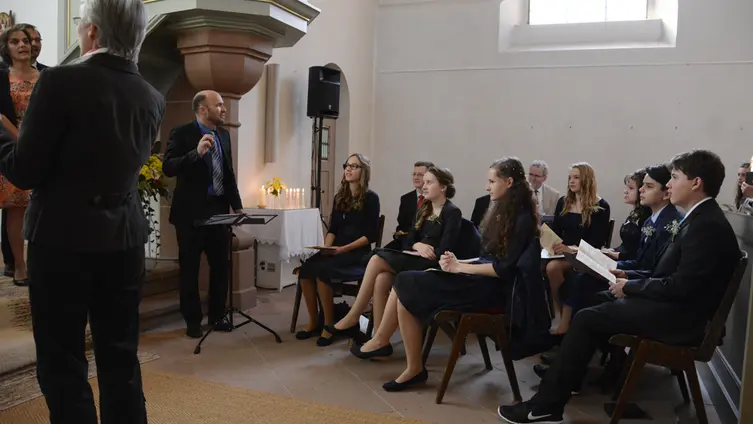 Konfis in der Kirche