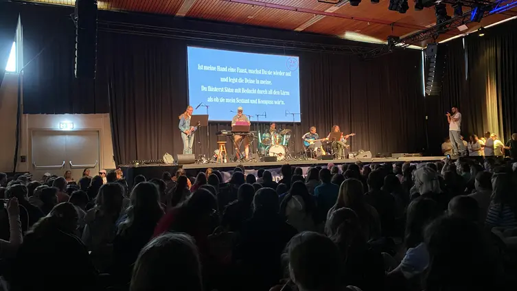 Jugendgottesdienst Samstag Stadthalle
