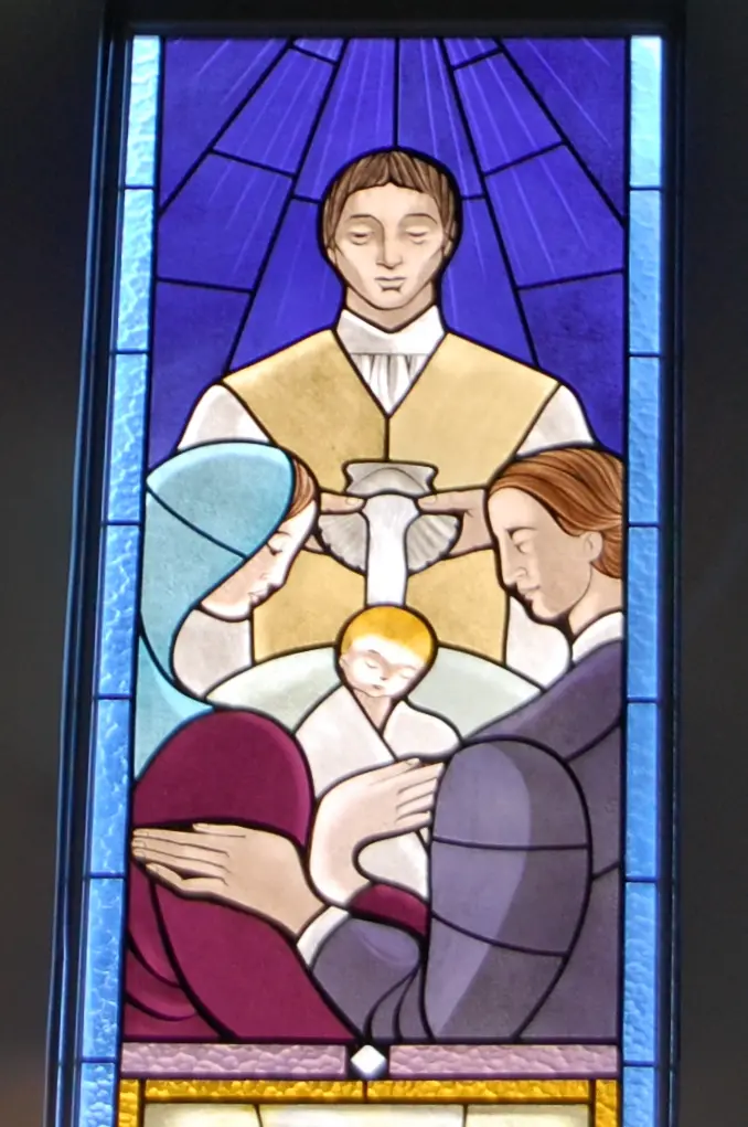 Das Logo zeigt die Taufhandlung auf einem Kirchenfenster. 