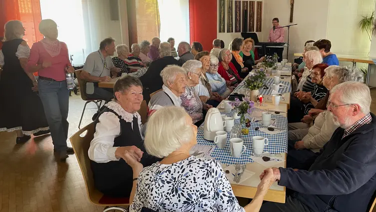 Senioren schunkeln beim Senioren-Oktoberfest im katholischen Pfarrheim Ginsheim