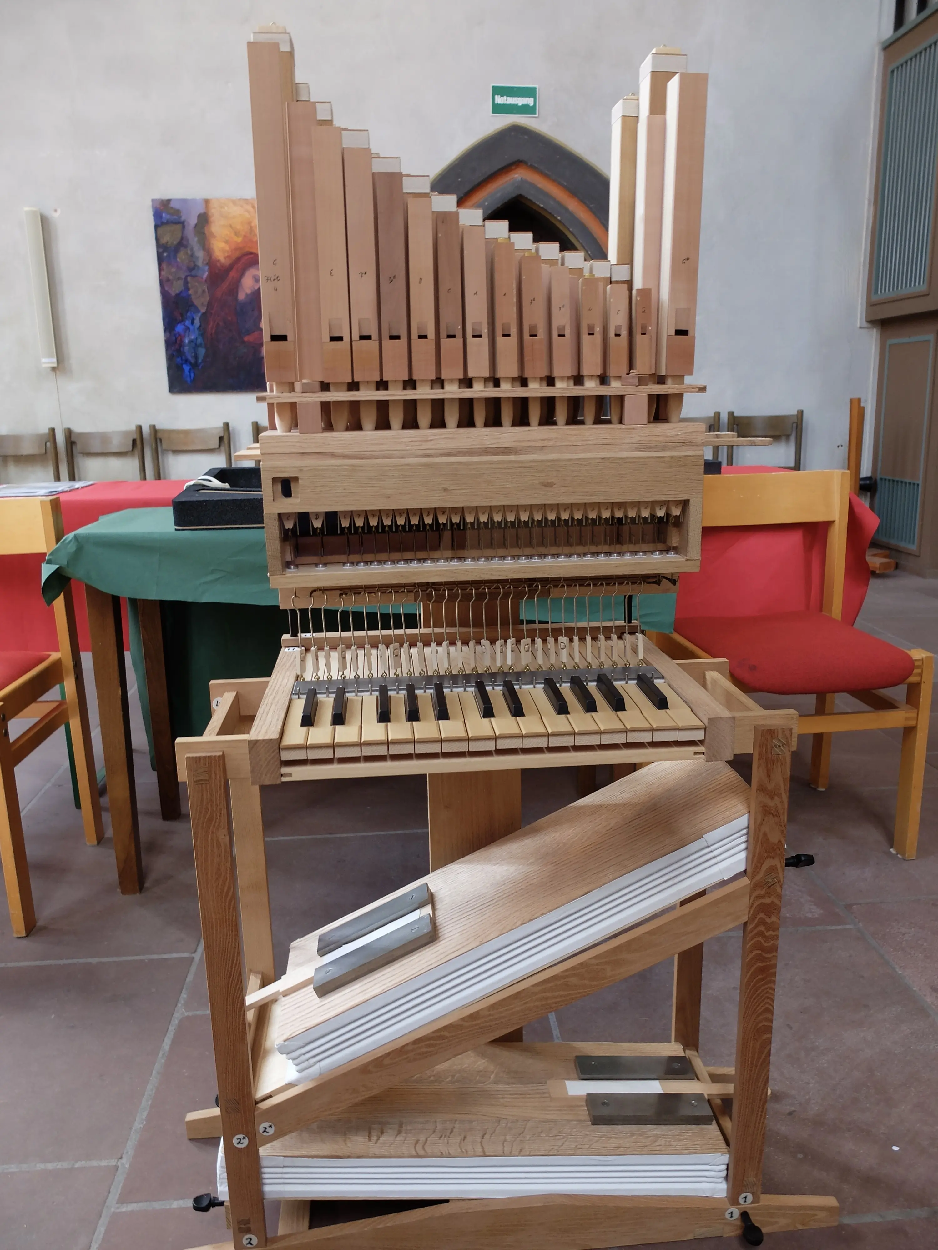 Eine kleine Orgel als Veranschaulichung für die große Kirchenorgel, die zu besichtigen ist.
