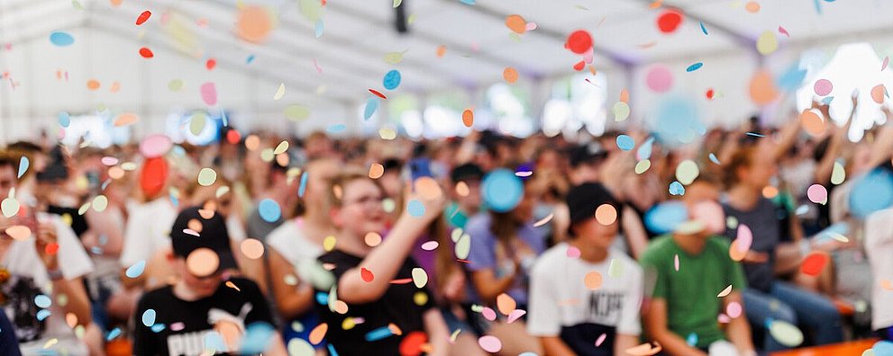 Konfetti regnet auf die Teilnehmenden herab.
