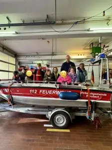 Die Maxikinder der KiTa während des Besuches der Feuerwehr auf dem Feuerwehrboot.