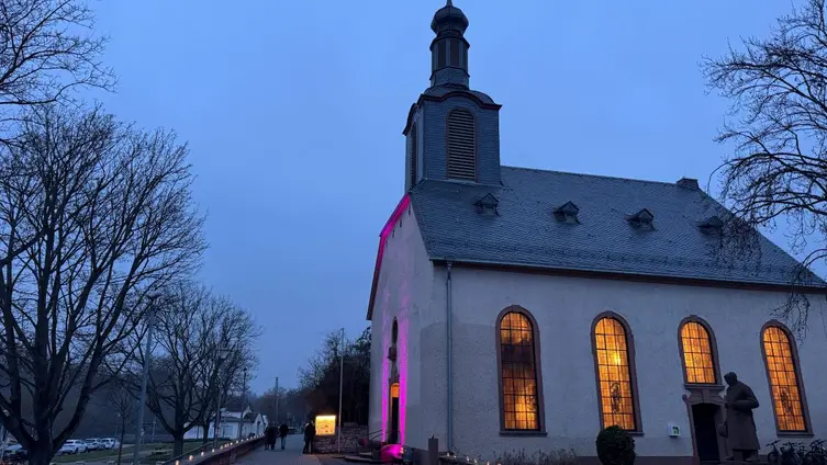Die beleuchtete Ginsheimer Kirche am 25.1.2026
