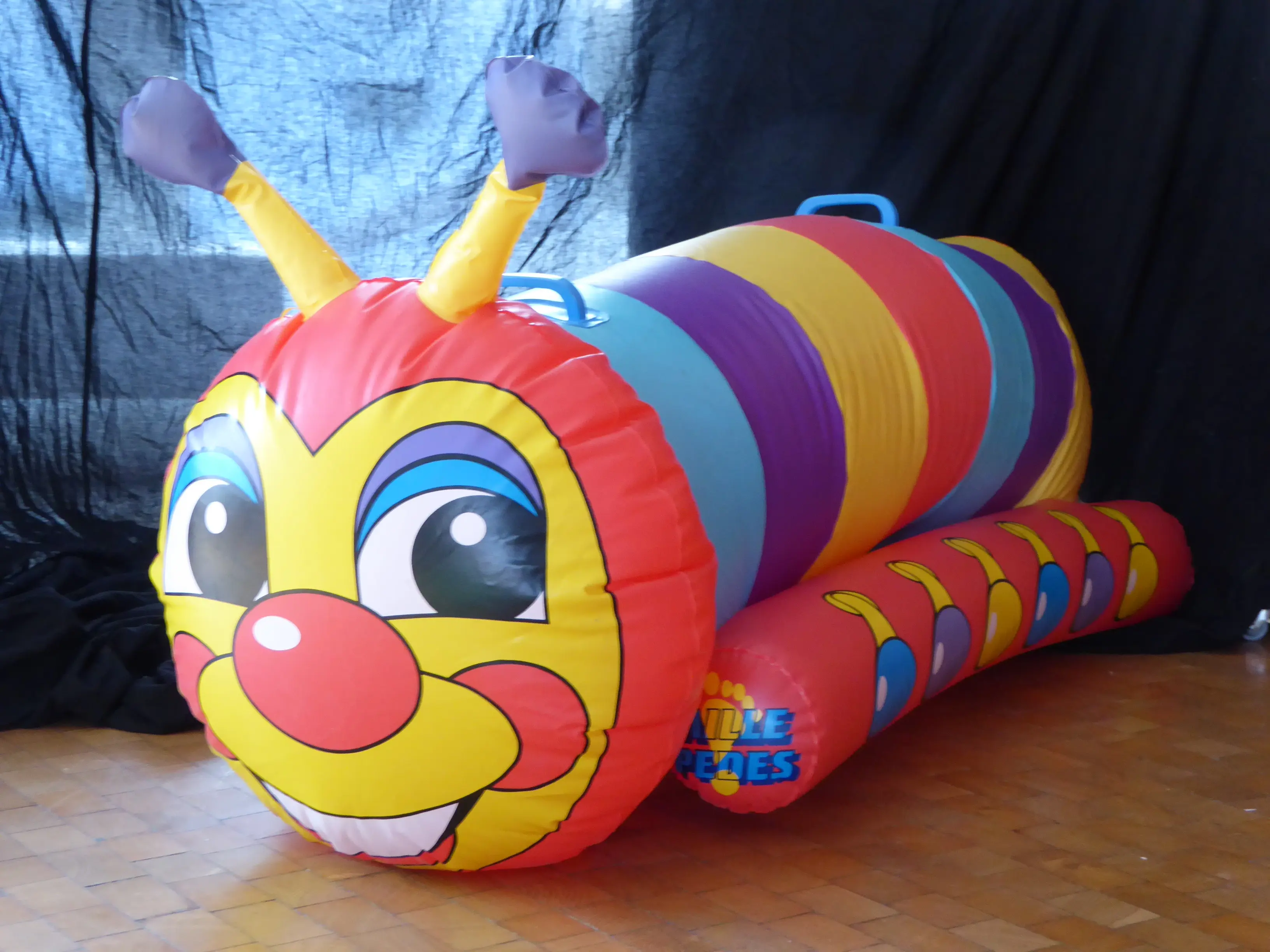 Bunte aufblasbare Raupe zum Spielen