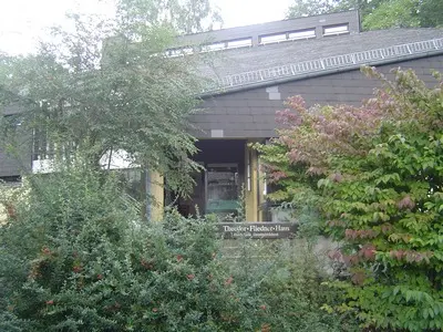 Theodor-Fliedner-Haus Niedershausen umringt von Büschen