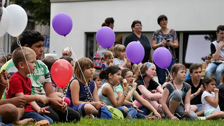 Luftballons steigen lassen