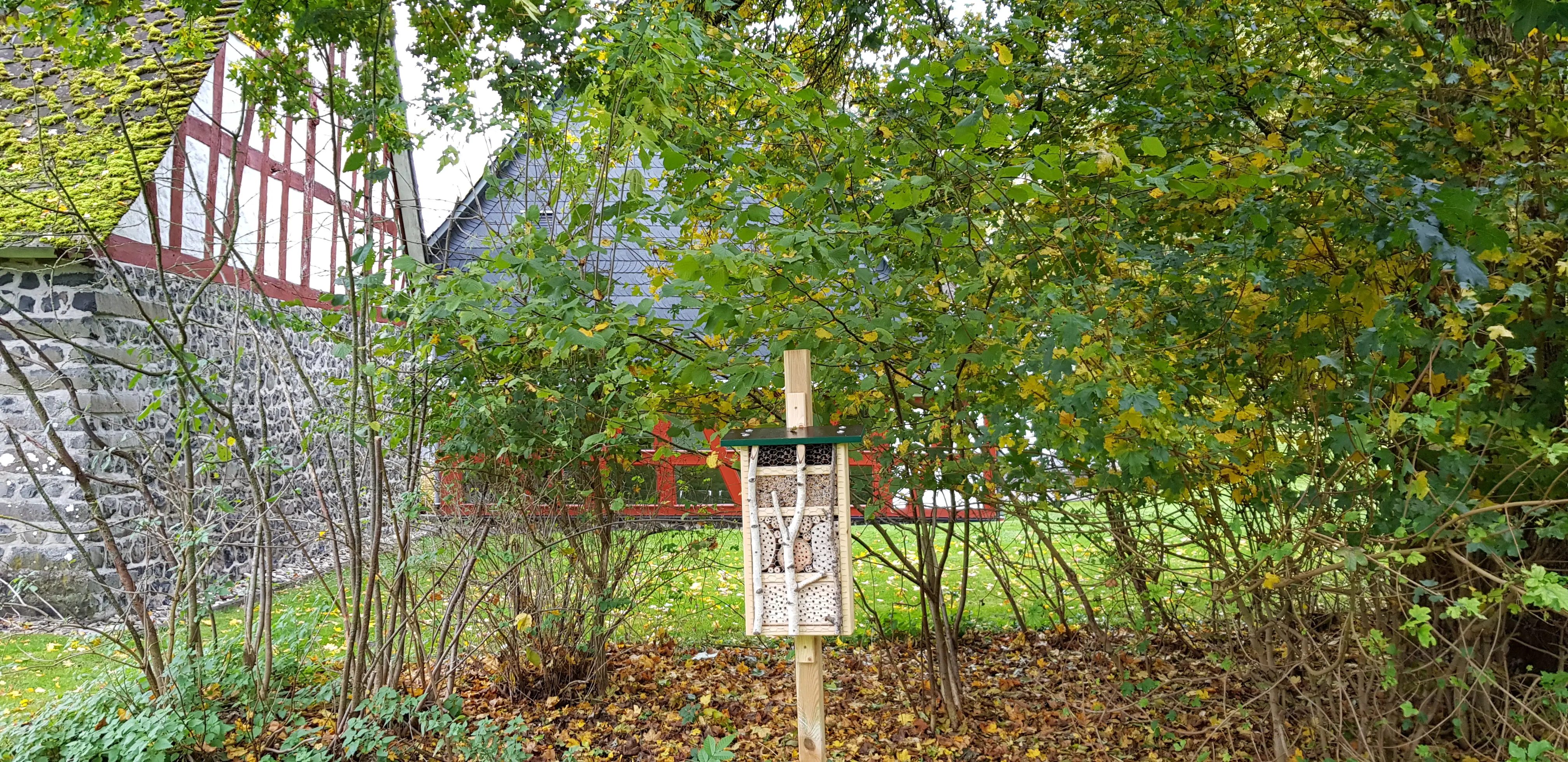 Das Insektenhotel in der Nähe der evangelische Kirche Willmenrod