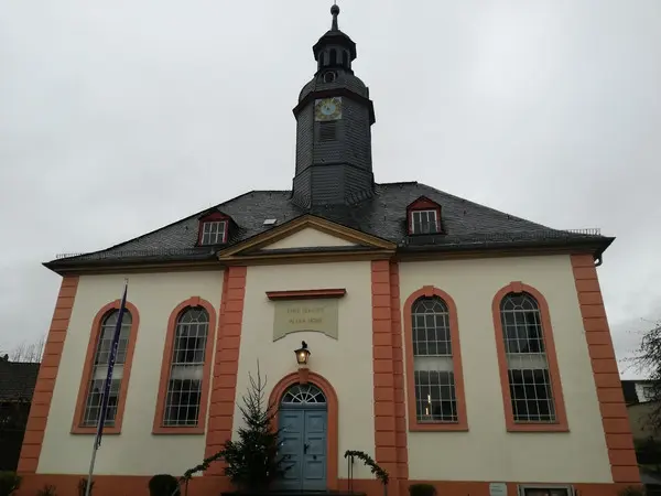 ganze Frontansicht der Ev. Kirche Kubach