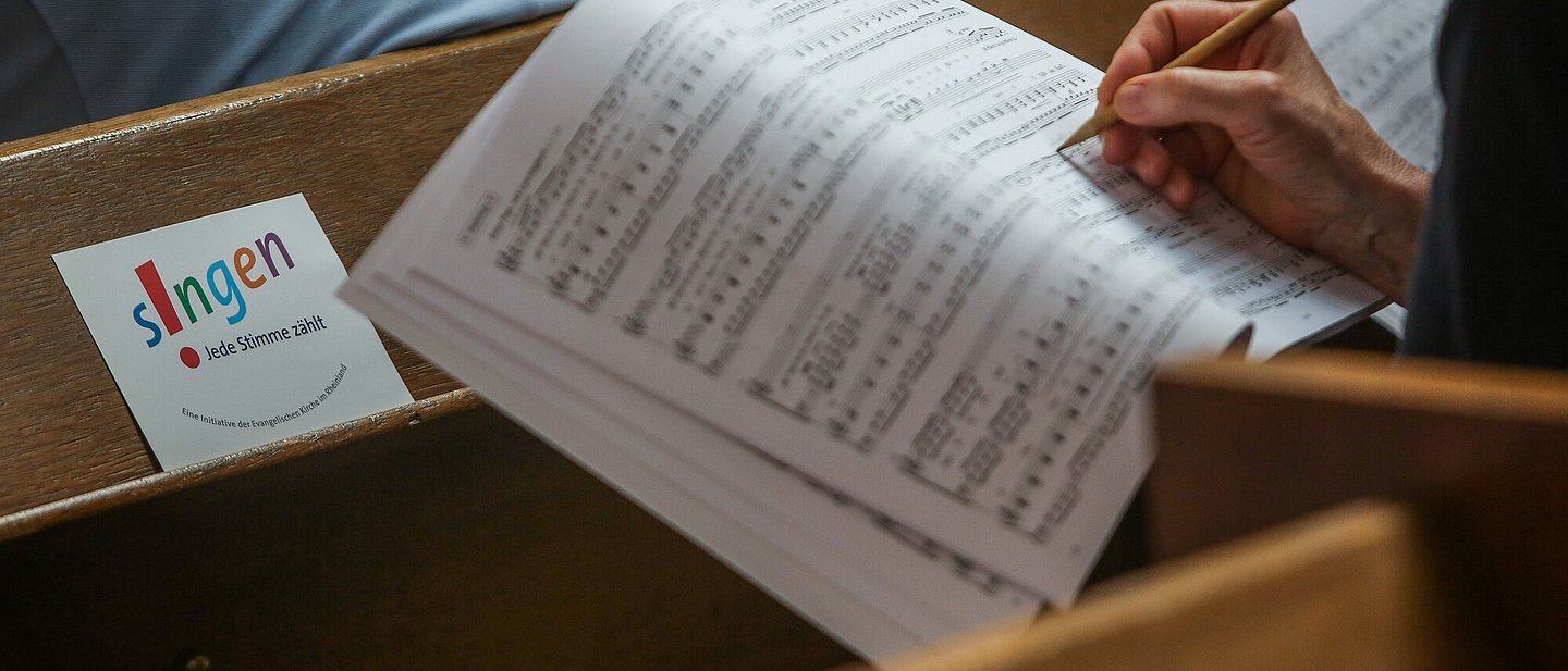 Notenblatt auf Kirchenbank