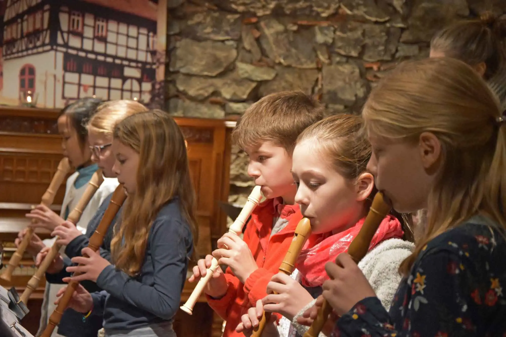 Der Flötenkreis spielt beim Lebendigen Adventskalender 2017 im Alten Rathaus Burgholzhausen.