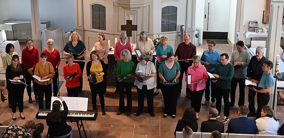 Chir der Evangelischen Kirchengemeinde Ober-Ramstadt beim Auftritt im Gottesdienst am Sonntag Kantate