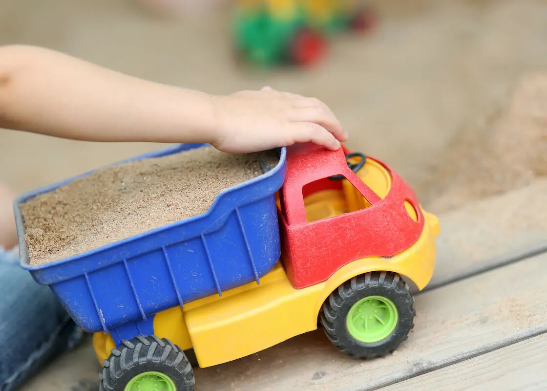 Spielzeug-Lastwagen mit Sand