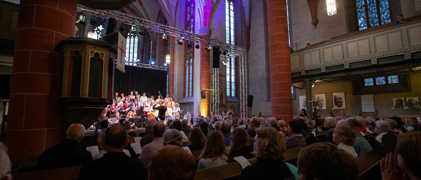 Das Foto zeigt aus dem Publikum heraus das Oratorium "Wie klingt Gott" in der Nicolaikirche in Korbach am Hessentag 2018.