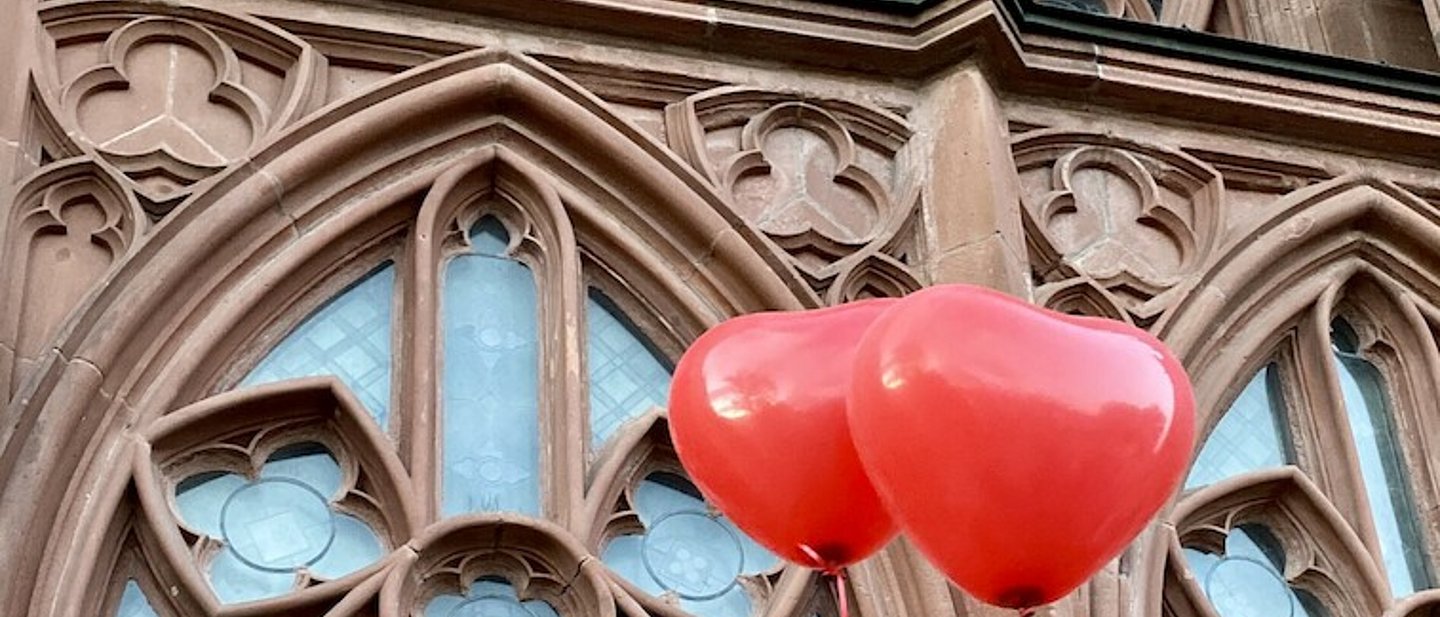 Luftballons vor der Kirche