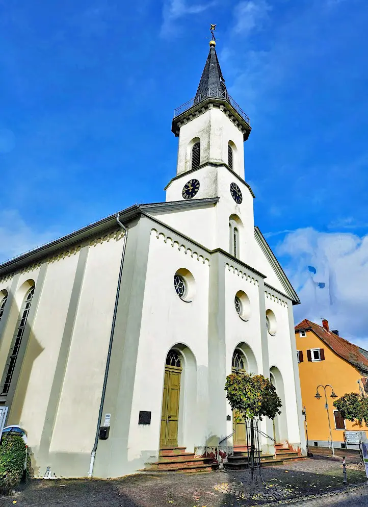 Außenansicht der Hugenottenkirche Friedrichsdorf von der gegenüberliegenden Straßenseite