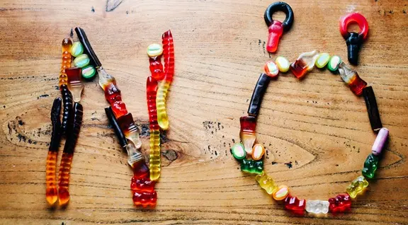 Das Foto zeigt ein großes NO, die Buchstaben N und O aus Gummibärchen gelegt auf einem Tisch.
