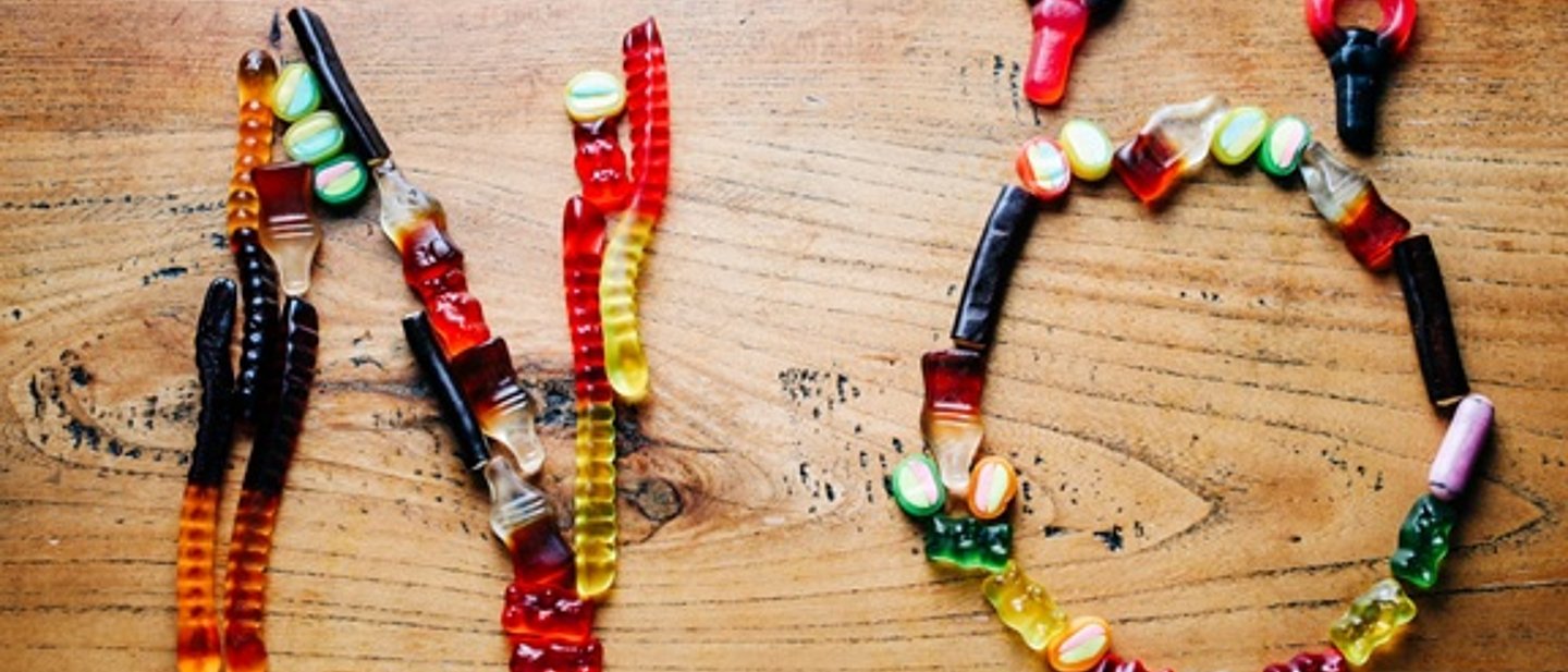 Das Foto zeigt ein großes NO, die Buchstaben N und O aus Gummibärchen gelegt auf einem Tisch.