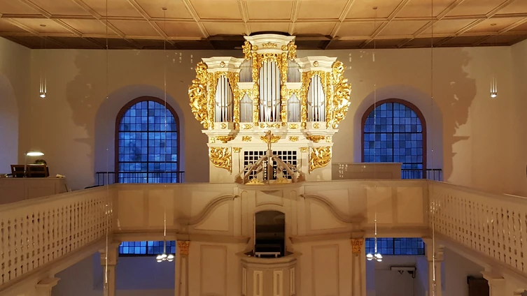 Orgelprospekt in der Abenddämmerung